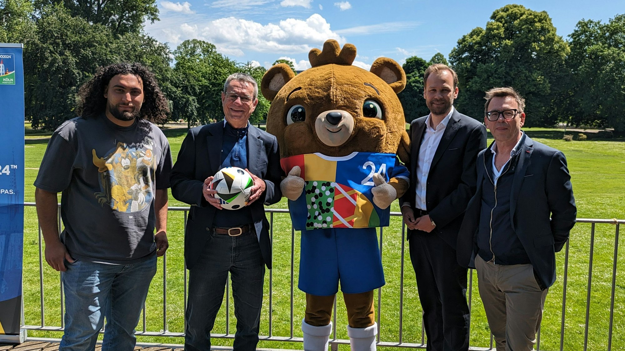 Gökhna Erdek (Germania Zündorf), Hans-Christian Olpen (FVM), Sportdezernent Robert Voigtsberger und Markus Rejek (FC).
