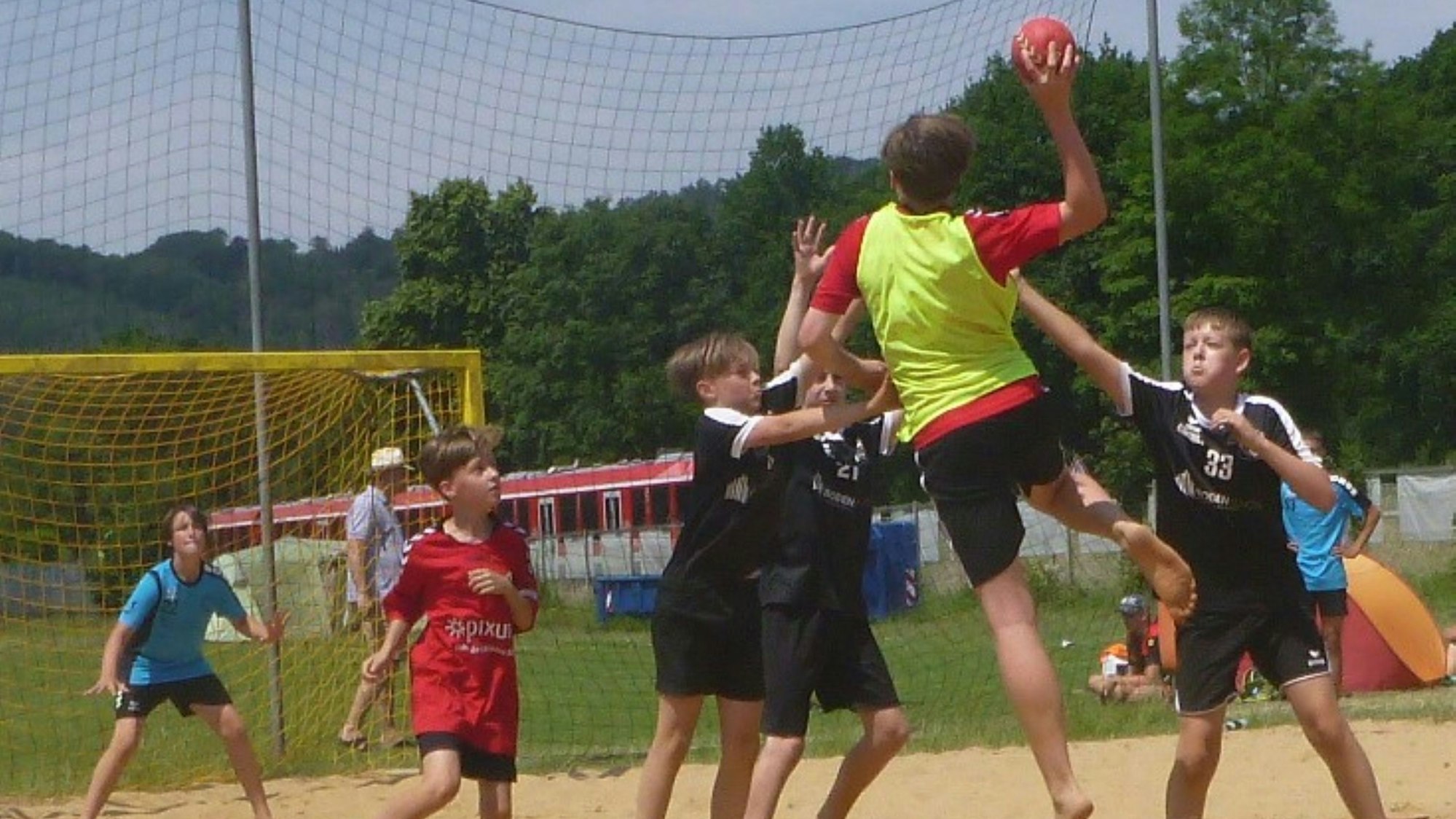 Spielszene aus dem Beachhandball