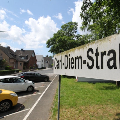 Eine Straßenschild mit der Aufschrift Carl-Diem-Straße.