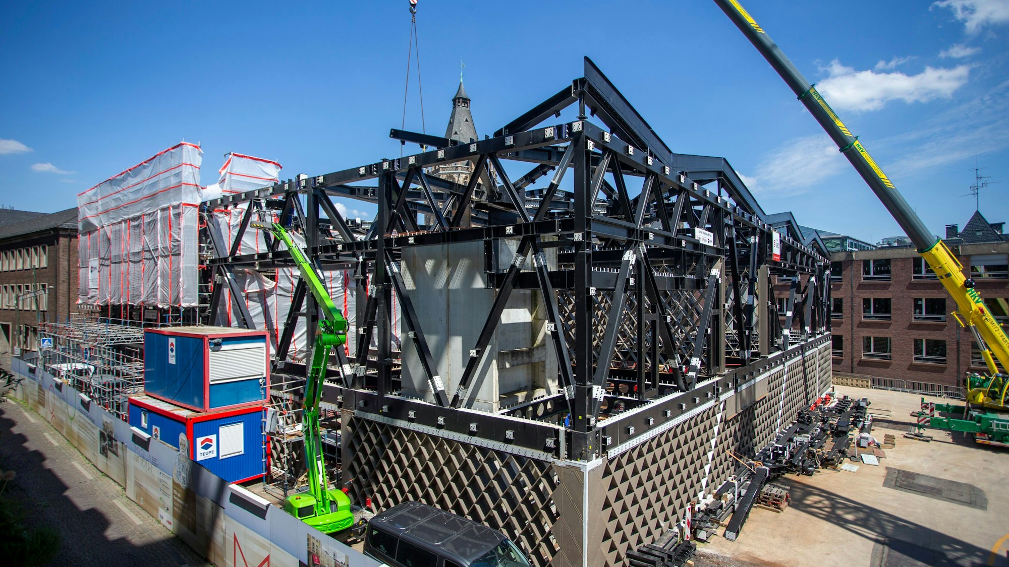 An dem jüdischen Museum stehen Baukräne.