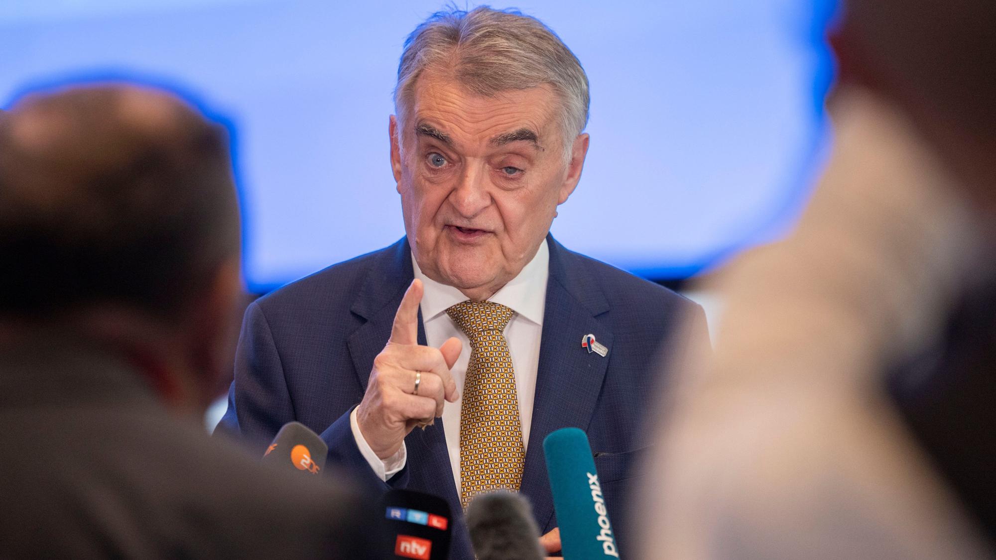 Neuss: Herbert Reul (CDU), Innenminister des Landes Nordrhein-Westfalen, steht im Informationszentrum der Polizei