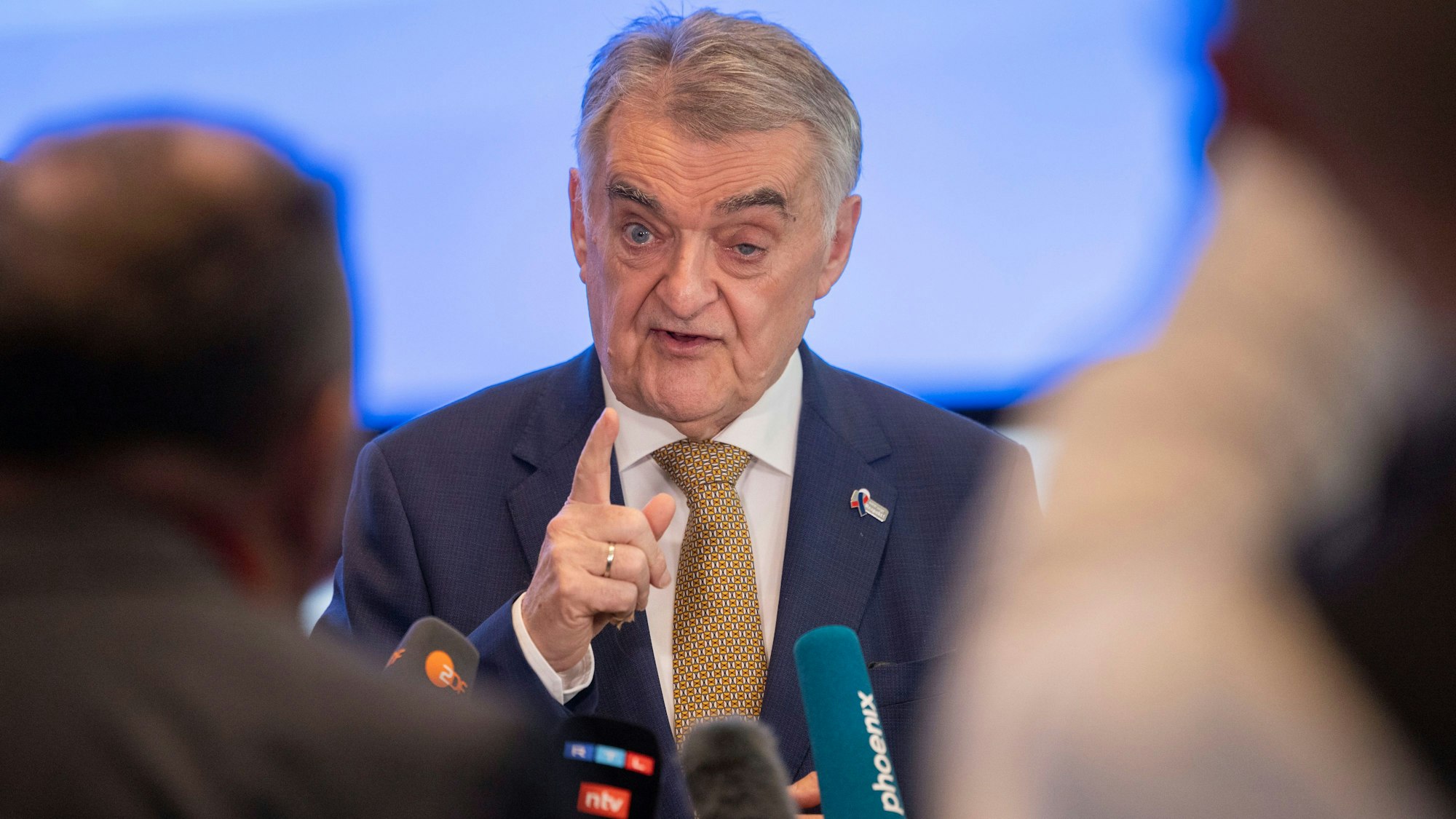 Neuss: Herbert Reul (CDU), Innenminister des Landes Nordrhein-Westfalen, steht im Informationszentrum der Polizei