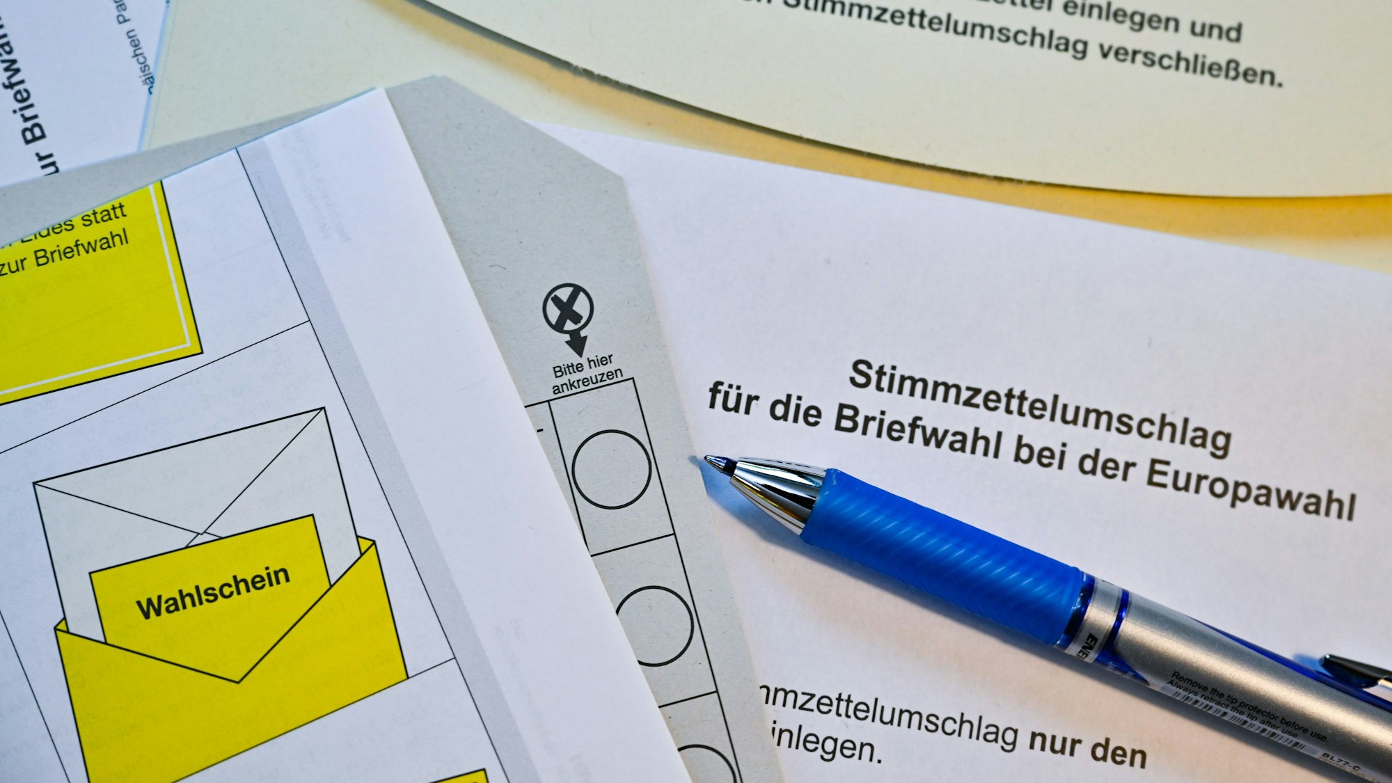 Briefwahlunterlagen zur Europawahl liegen auf einem Tisch.