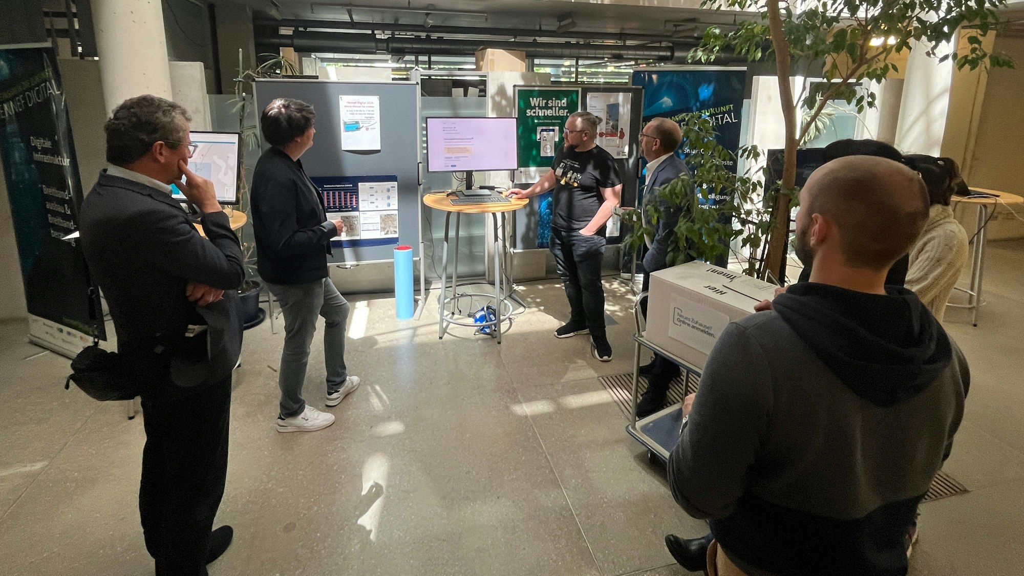 Die Stadt Hennef hatte zum Digitaltag eingeladen und stellte die Online-Wohnsitzanmeldung vor.