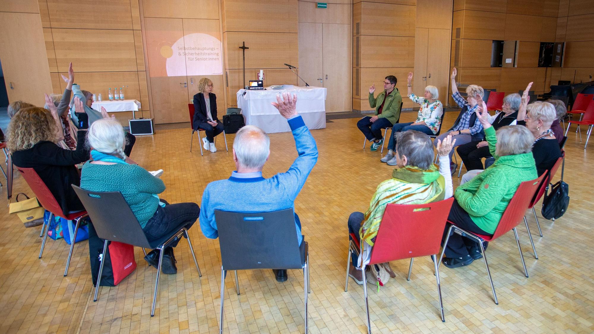 Der Kurs von Trainerin Catrin Wagner (M.) zeigt den Teilnehmenden, ihre Stärken zu nutzen. Gebucht wurde er vom Seniorennetzwerk Ossendorf und mit Unterstützung der Rundschau-Altenhilfe.