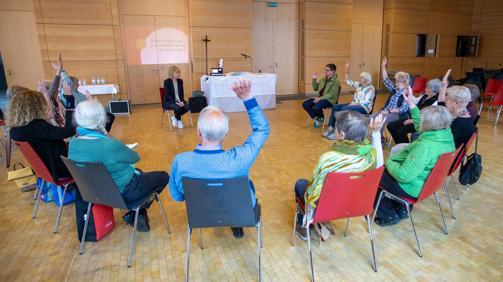 Der Kurs von Trainerin Catrin Wagner (M.) zeigt den Teilnehmenden, ihre Stärken zu nutzen. Gebucht wurde er vom Seniorennetzwerk Ossendorf und mit Unterstützung der Rundschau-Altenhilfe.
