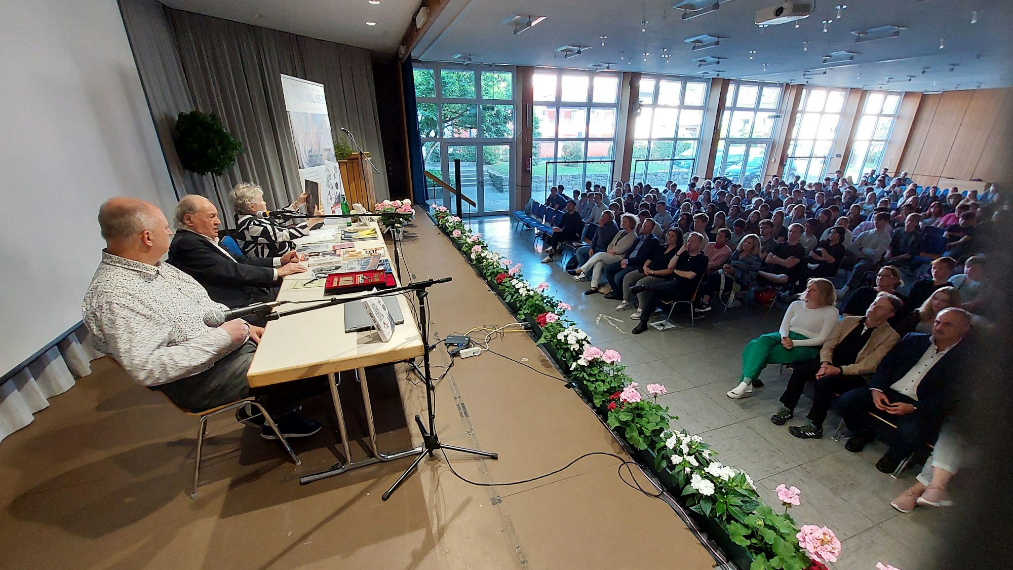 Holocaust Zeitzeuge Ivar Buterfas-Frankenthal in der Gesamtschule Windeck, v. links. Verleger Klaus Maresch, Ivar Buterfas-Frankenthal und seine Frau Dagmar, mit der er seit 71 Jahren verheiratet ist.