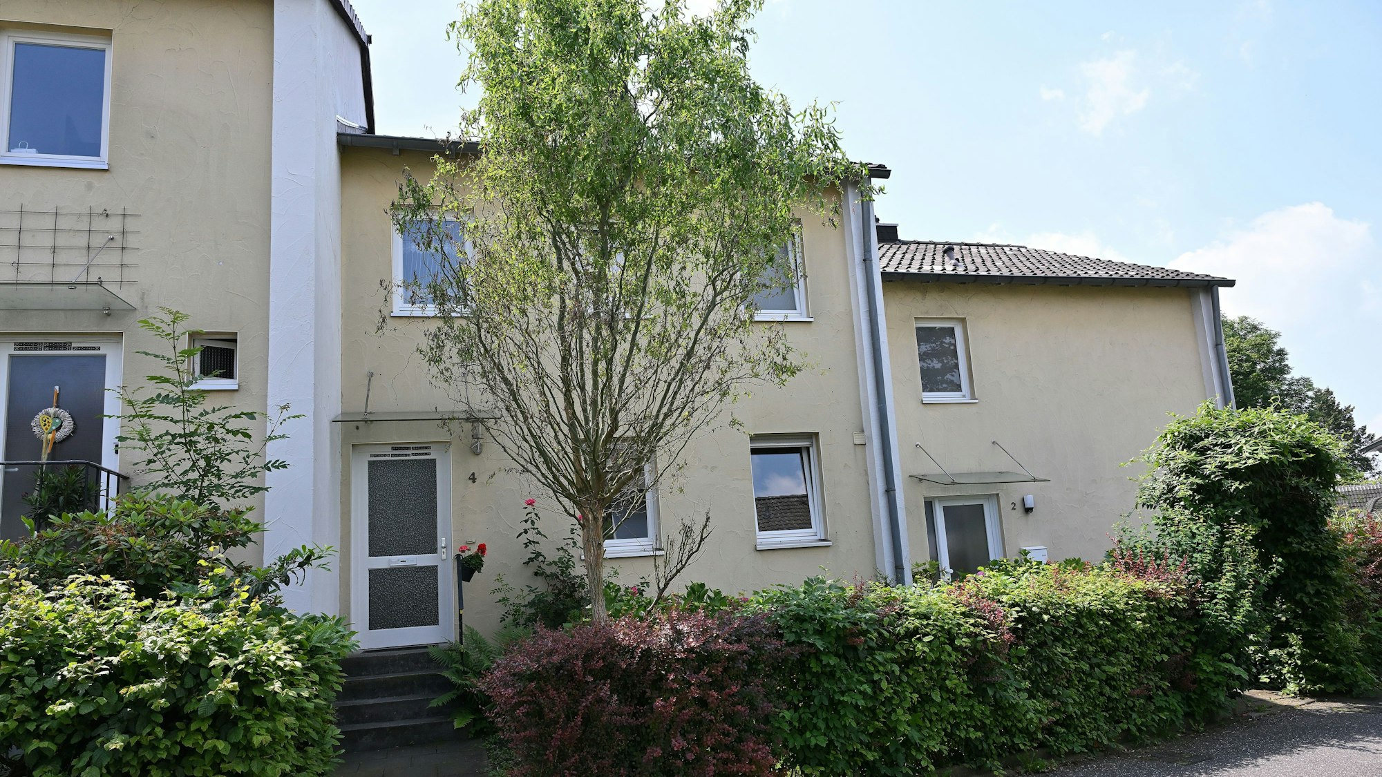 Ein Reihenhaus mit Vorgarten.