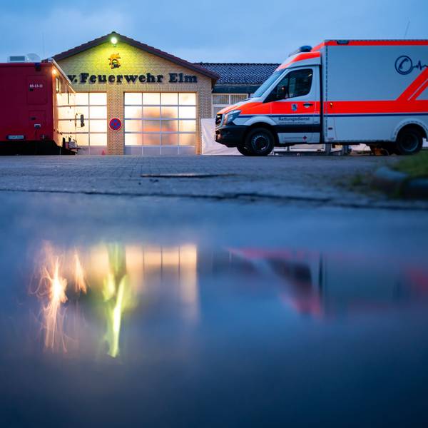 Fahrzeuge von Feuerwehr und Rettungsdienst stehen am frühen Morgen auf dem Gelände der Freiwilligen Feuerwehr Elm. Kurz danach startet die Suche nach dem sechsjährigen Arian. Der autistische Junge ist seit mehr als einem Monat verschwunden.