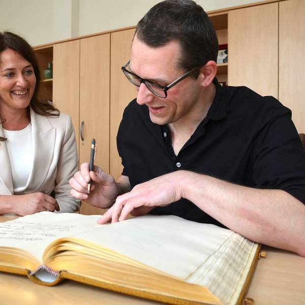 Im Beisein von Bürgermeister Larissa Weber hat sich Weltrekordhalter Anthony Peter Konrad aus Siegen am Freitag ins Goldene Buch der Stadt Waldbröl eingetragen. Unser Foto zeigt den Eintrag.