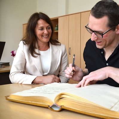 Im Beisein von Bürgermeister Larissa Weber hat sich Weltrekordhalter Anthony Peter Konrad aus Siegen am Freitag ins Goldene Buch der Stadt Waldbröl eingetragen. Unser Foto zeigt den Eintrag.