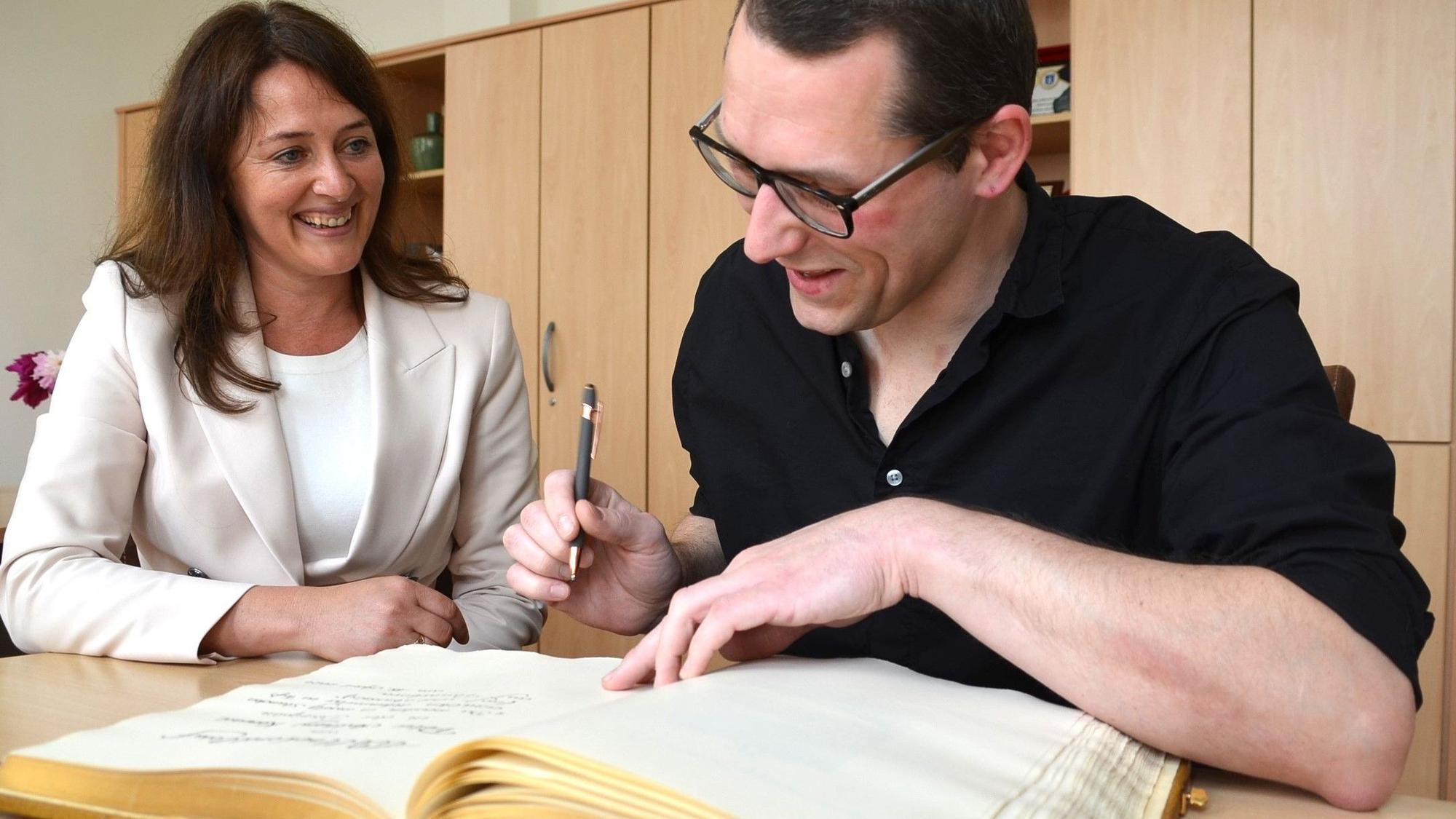 Im Beisein von Bürgermeister Larissa Weber hat sich Weltrekordhalter Anthony Peter Konrad aus Siegen am Freitag ins Goldene Buch der Stadt Waldbröl eingetragen. Unser Foto zeigt den Eintrag.