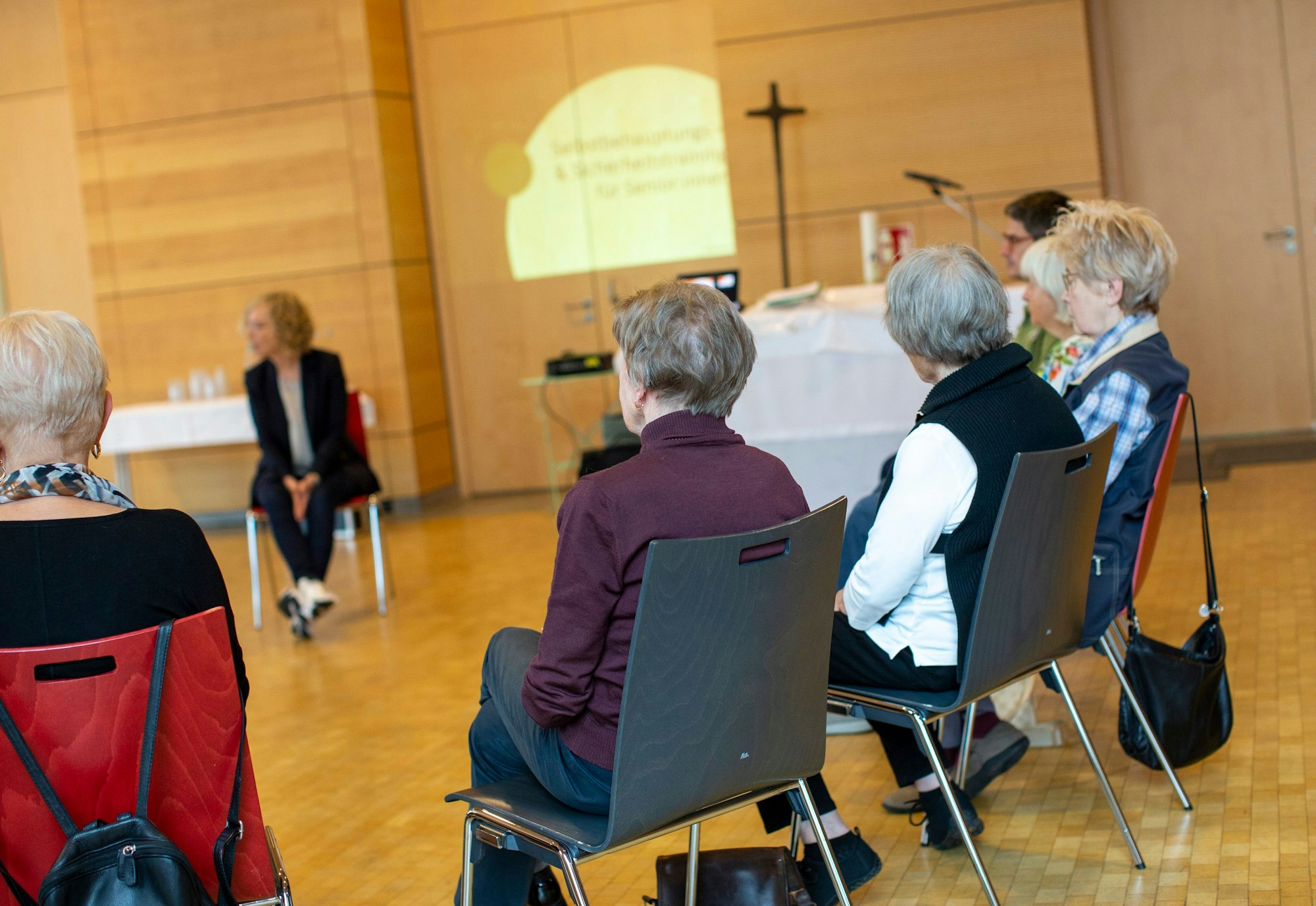 Teilnehmerinnen und Teilnehmer beim Selbstbehauptungskurs