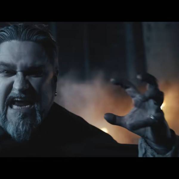 Die Band Powerwolf aus Saarbrücken erzählt in ihrem Lied „1589“ die Geschichte des Bedburger Werwolfs. Frontmann Attila Dorn singt vor düsterer Kulisse.