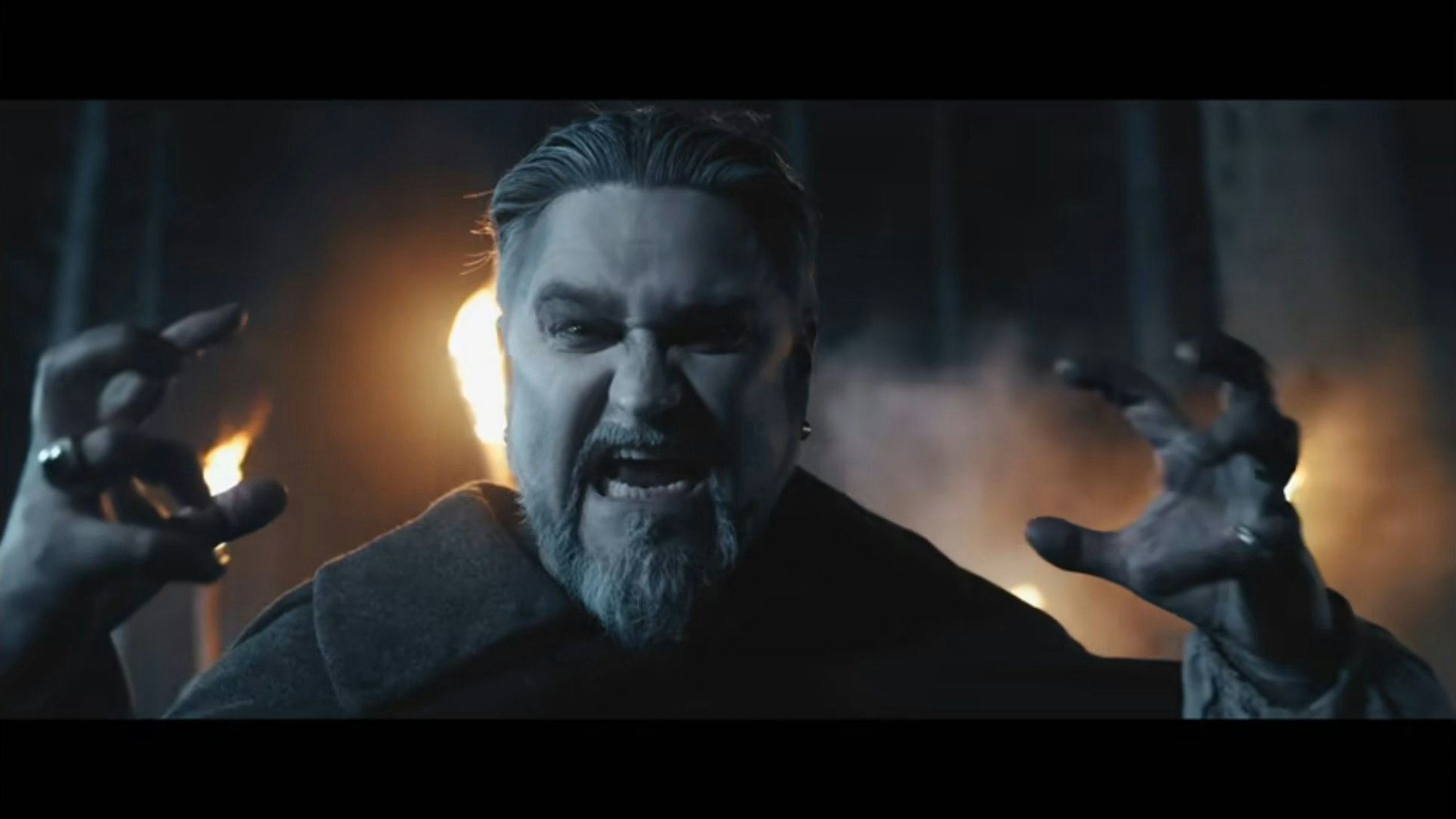 Die Band Powerwolf aus Saarbrücken erzählt in ihrem Lied „1589“ die Geschichte des Bedburger Werwolfs. Frontmann Attila Dorn singt vor düsterer Kulisse.