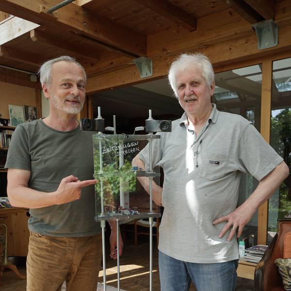 Todde Kemmerich und Gerhard Kern zeigen das Gerät, das die Interviews mit den Zeitzeugen abspielt.