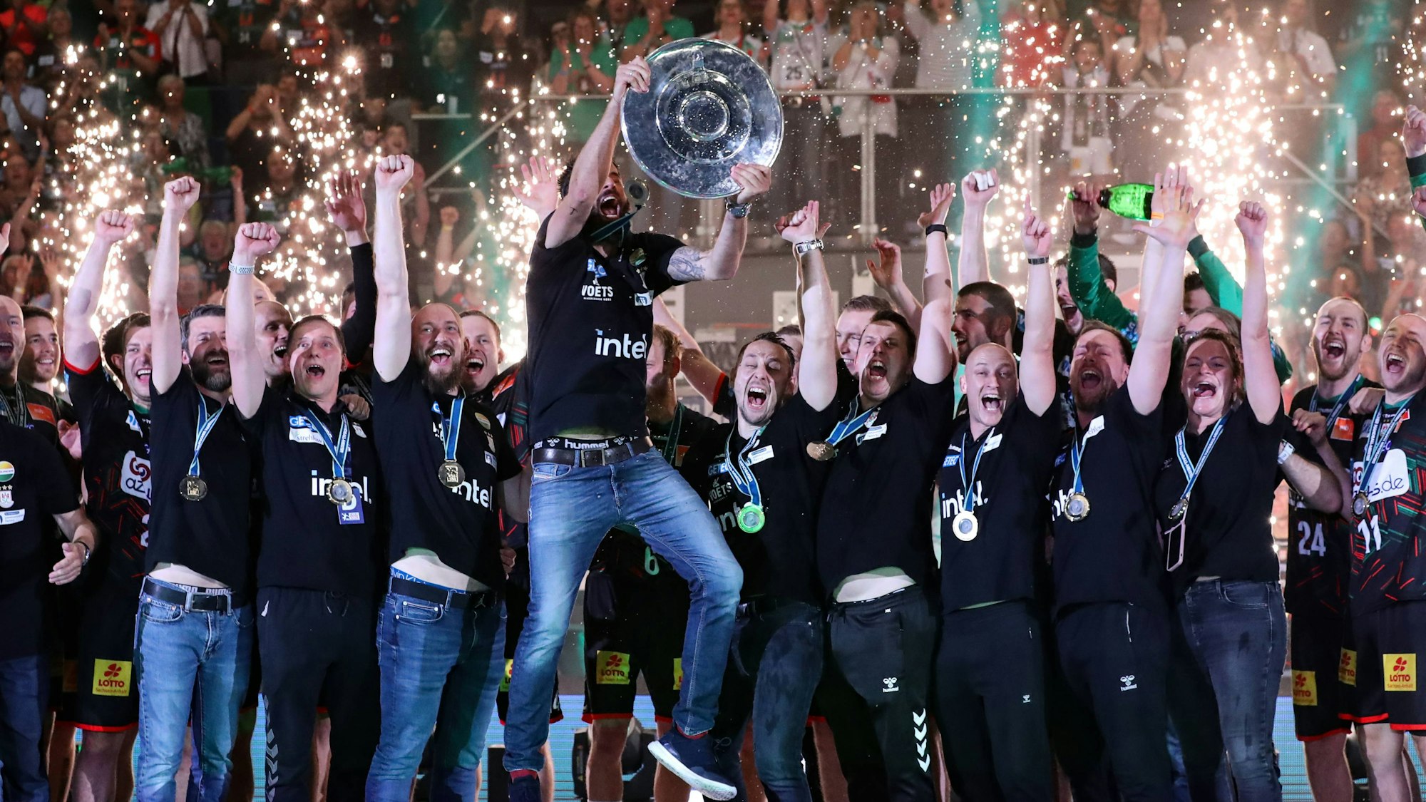 Trainer Bennet Wiegert SC Magdeburg mit der Meisterschale -