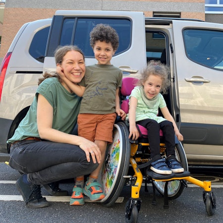 Zu sehen ist Mutter Tina Najar mit ihrer Tochter und ihrem Sohn.