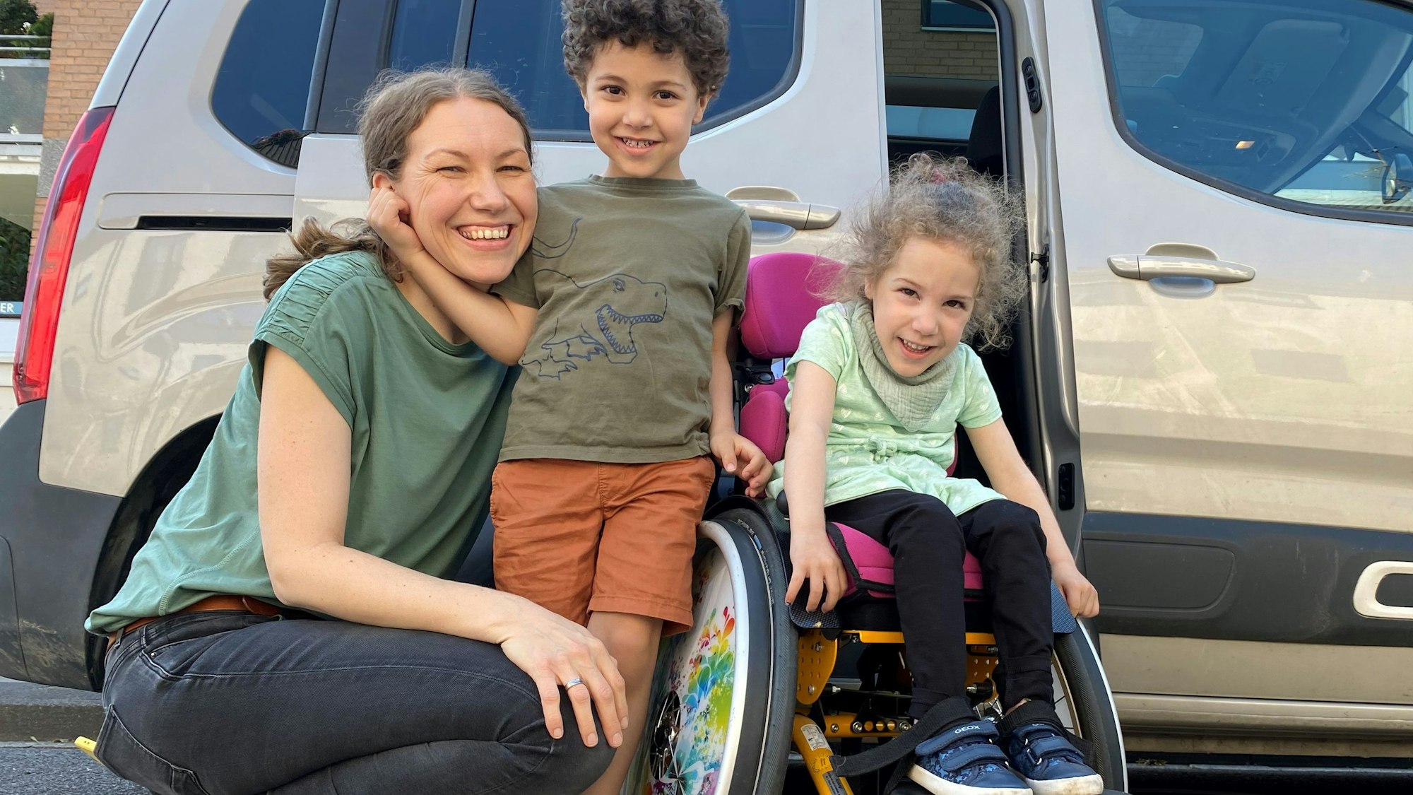 Zu sehen ist Mutter Tina Najar mit ihrer Tochter und ihrem Sohn.