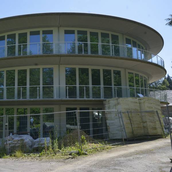 Das Tor in der Absperrung an Schloss Heiligenhoven ist geöffnet, Arbeiter sind dort tätig.