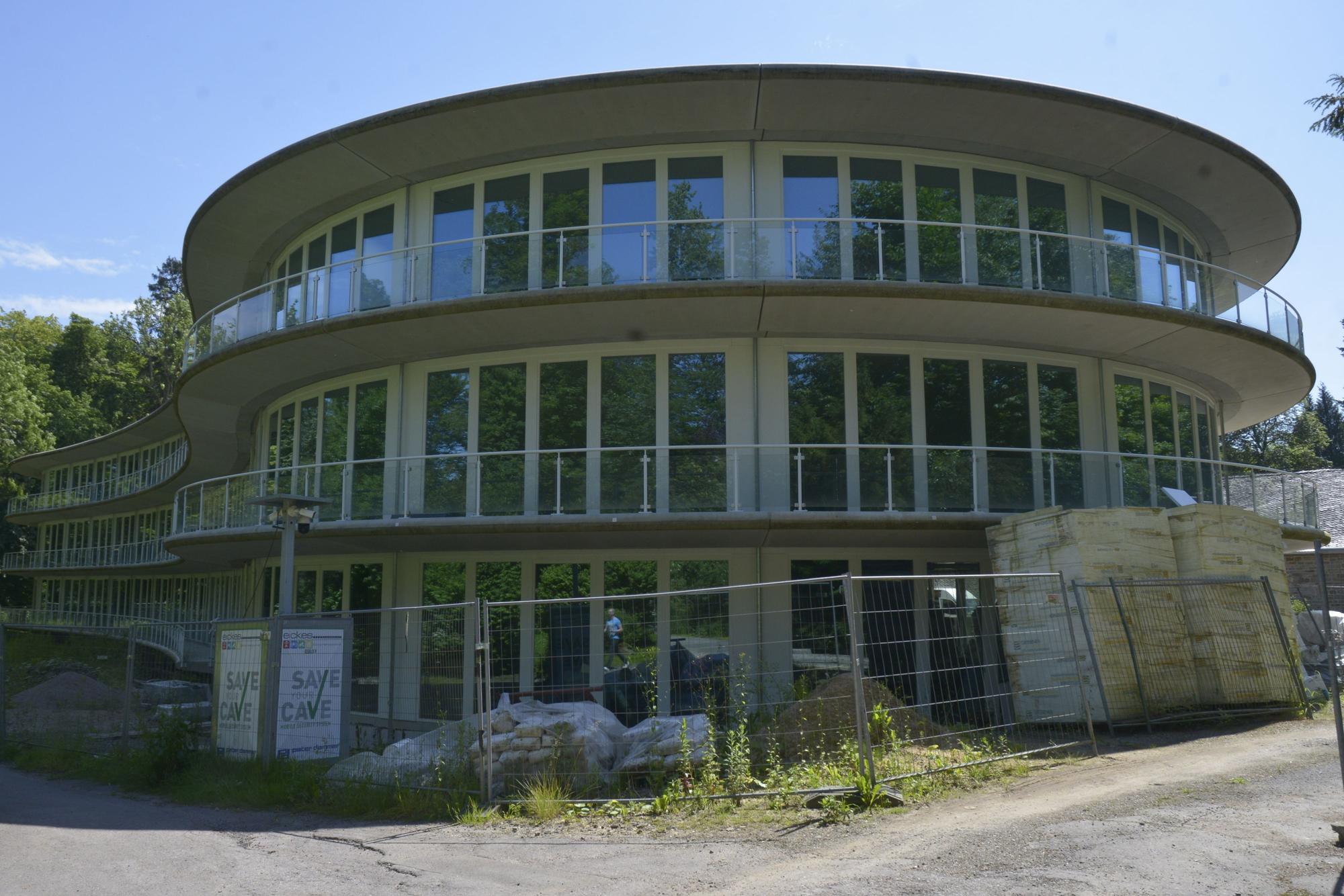 Das Tor in der Absperrung an Schloss Heiligenhoven ist geöffnet, Arbeiter sind dort tätig.