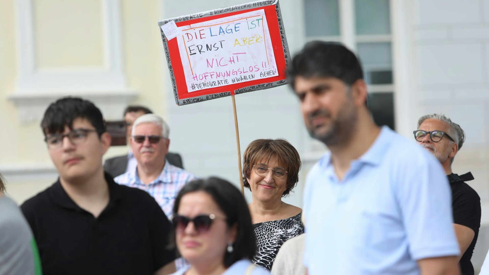 „Die Lage ist ernst, aber nicht hoffnungslos“ lautet die Aufschrift auf einem der Schilder.