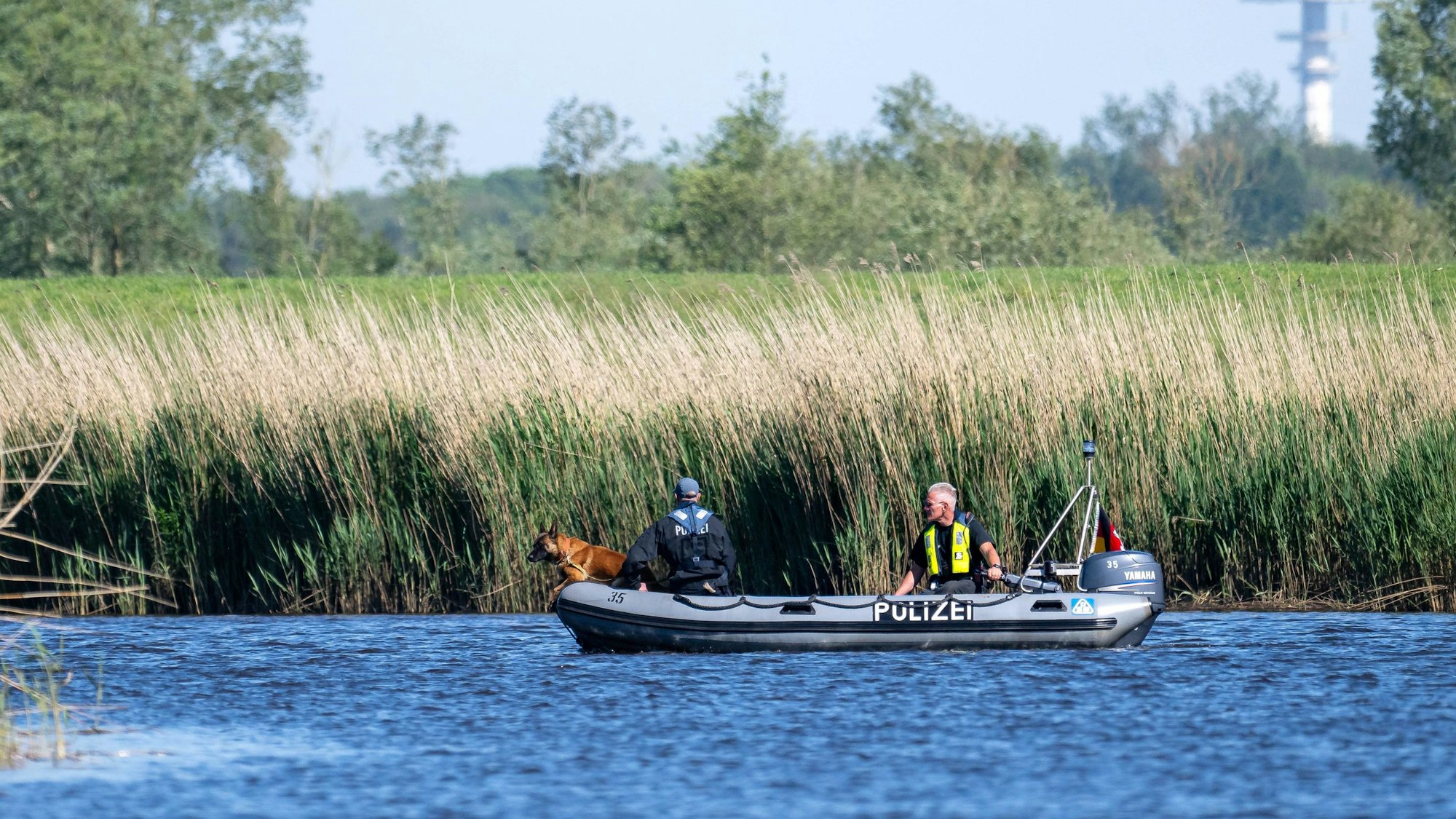Mit Sonarbooten und Spezialtauchern sucht die Polizei bei Bremervörde immer wieder die Oste nach dem vermissten Arian ab. Der sechsjährige Junge könnte in den Fluss gestürzt sein.
