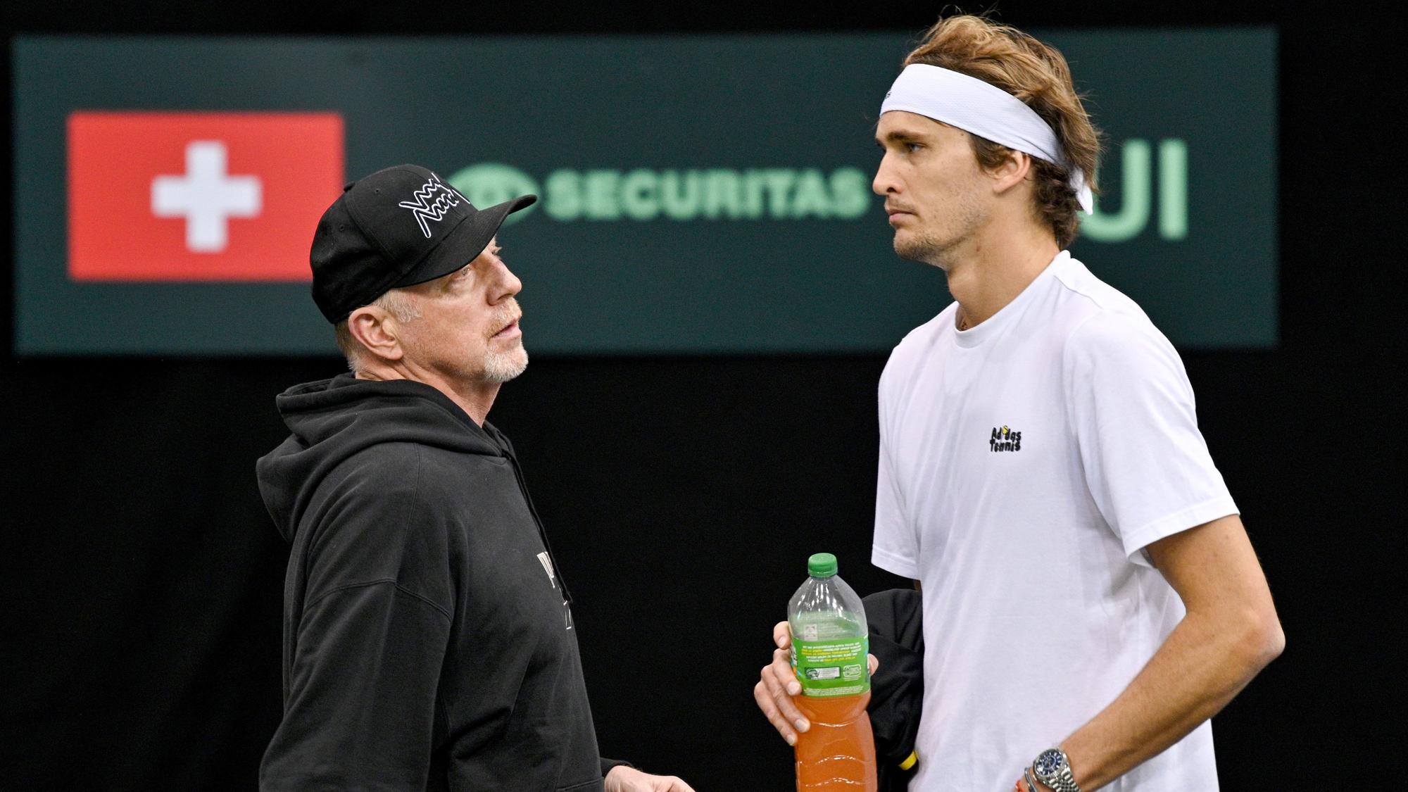 Der ehemalige Tennisprofi Boris Becker (l) und Tennis-Olympiasieger Alexander Zverev stehen während einer Trainingseinheit beieinander.
