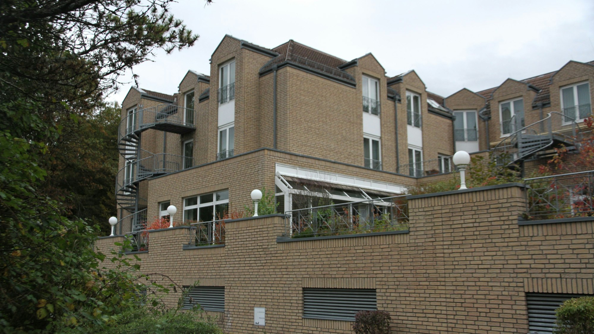 Ein hellbraun verklinkertes Hotelgebäude