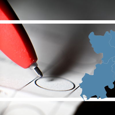 Rote Umschläge mit Wahlunterlagen werden im Briefwahlbüro der Stadt Mainz nach den Nummern der Wahlbüros sortiert.