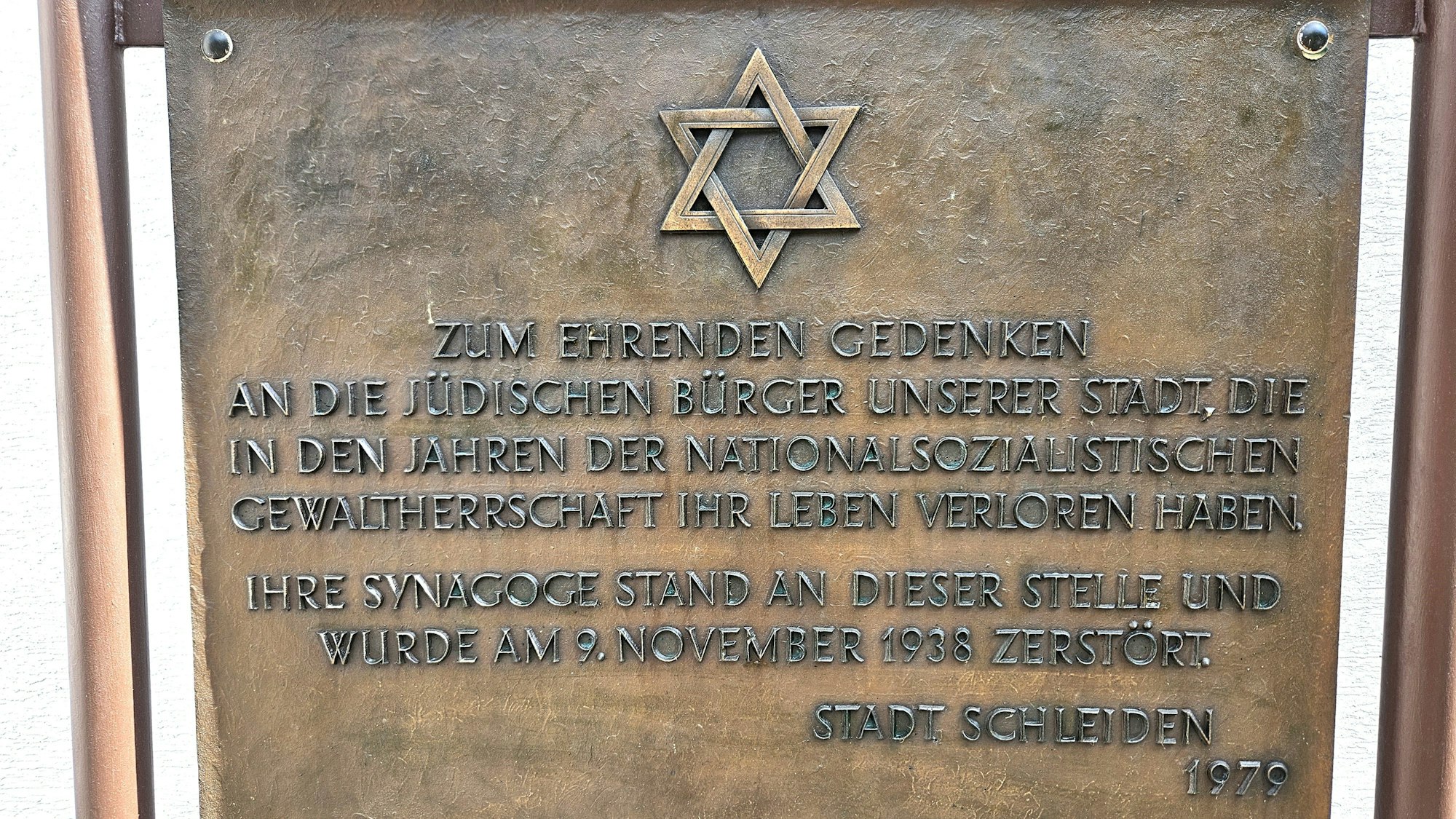 Eine bronzefarbene Tafel aus dem Jahr 1979 erinnert an die Synagoge in Gemünd.