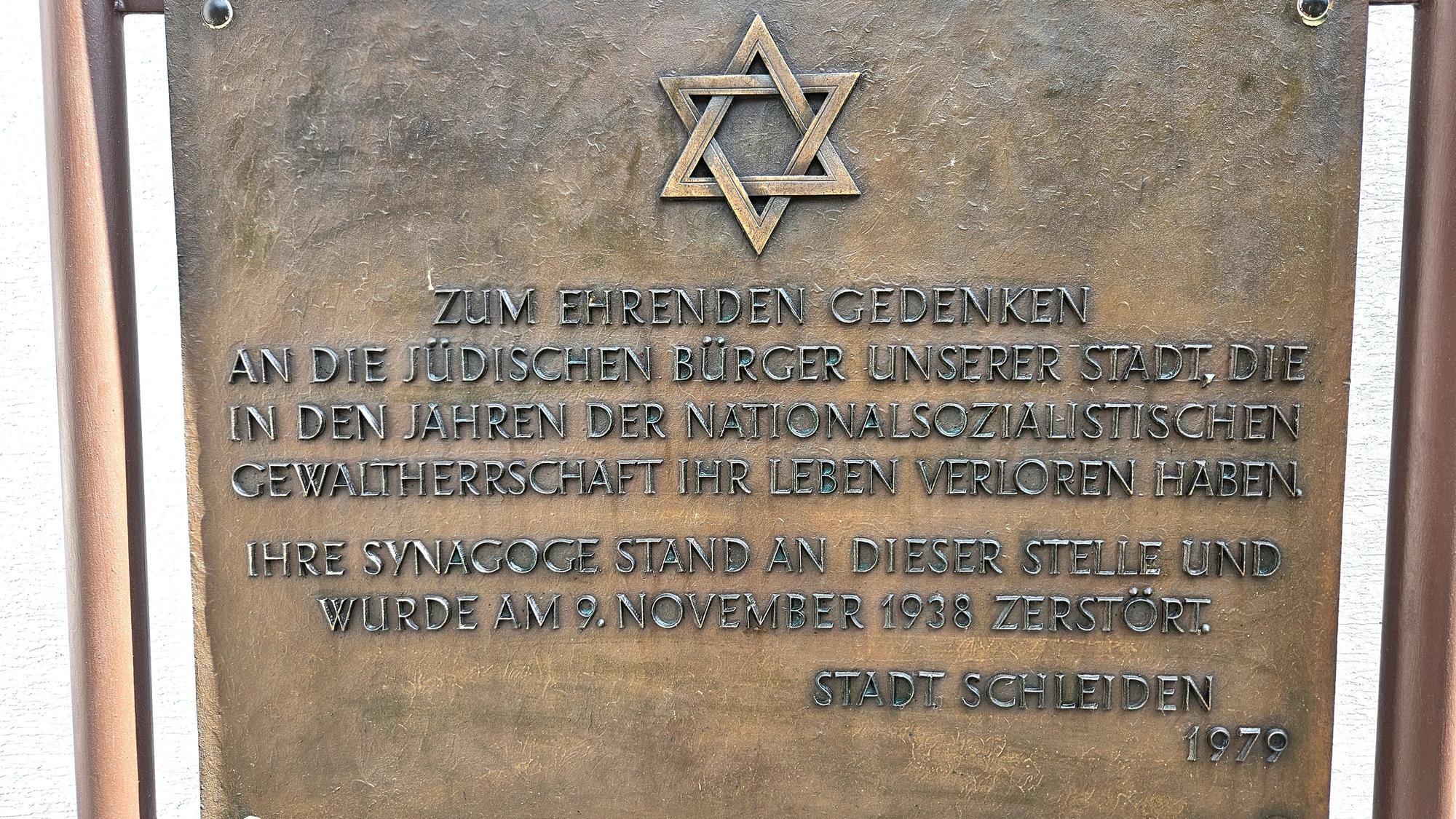 Blick auf die Gedenktafel mit der Inschrift von 1979.