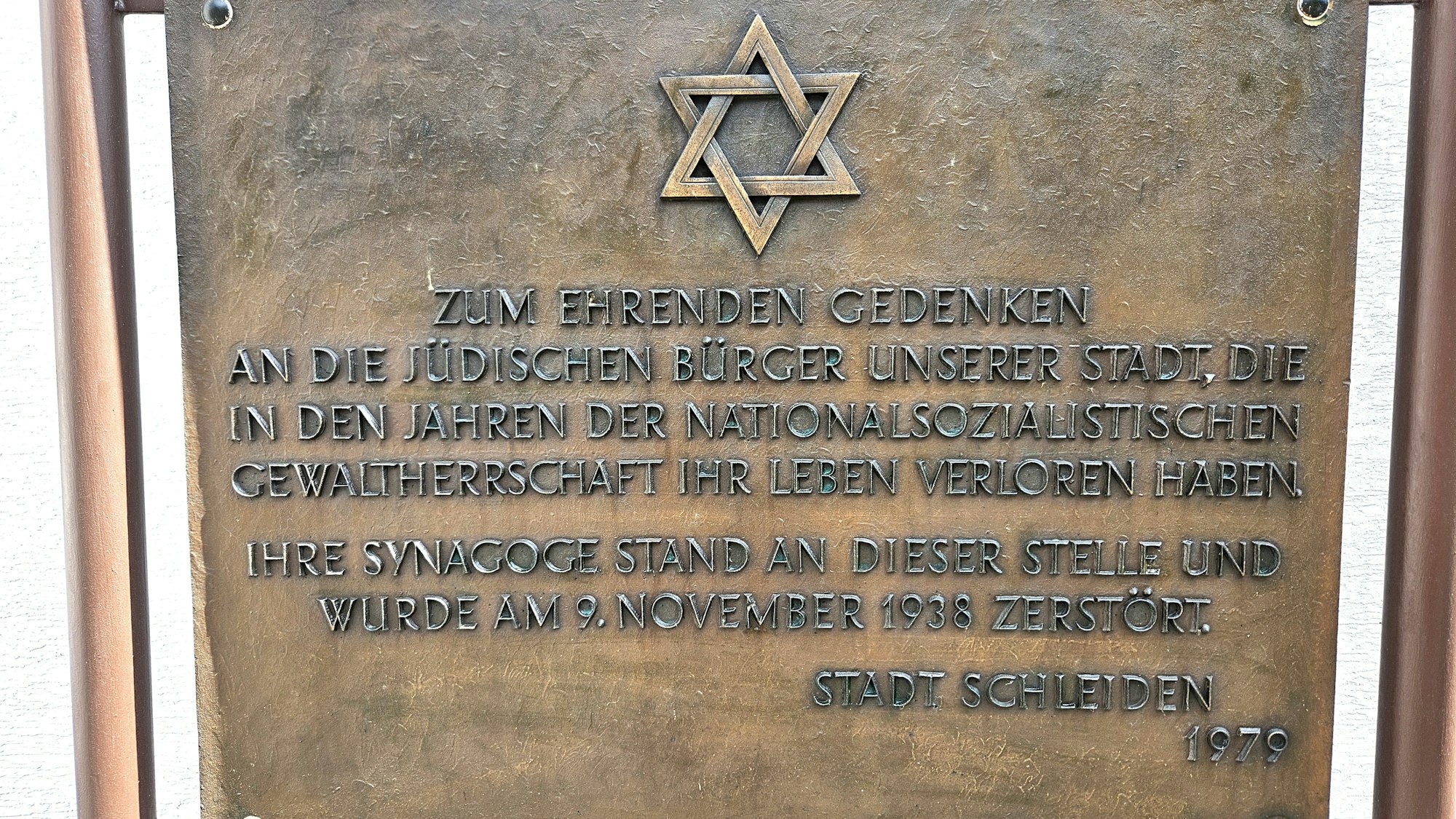 Blick auf die Gedenktafel mit der Inschrift von 1979.