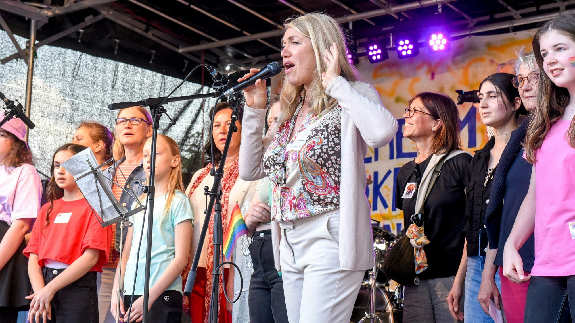 Auf dem Bild ist der Auftritt der Sängerin Kim Seligsohn zu sehen.