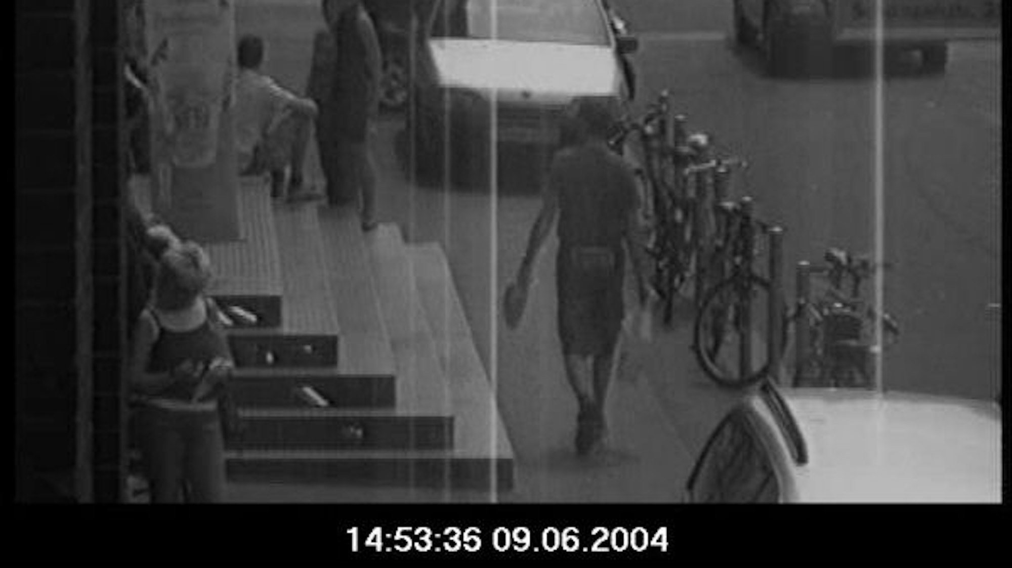 Mit Tüten in der Hand passiert Uwe Böhnhardt eine Stunde vor dem Anschlag das VIVA-Gebäude.