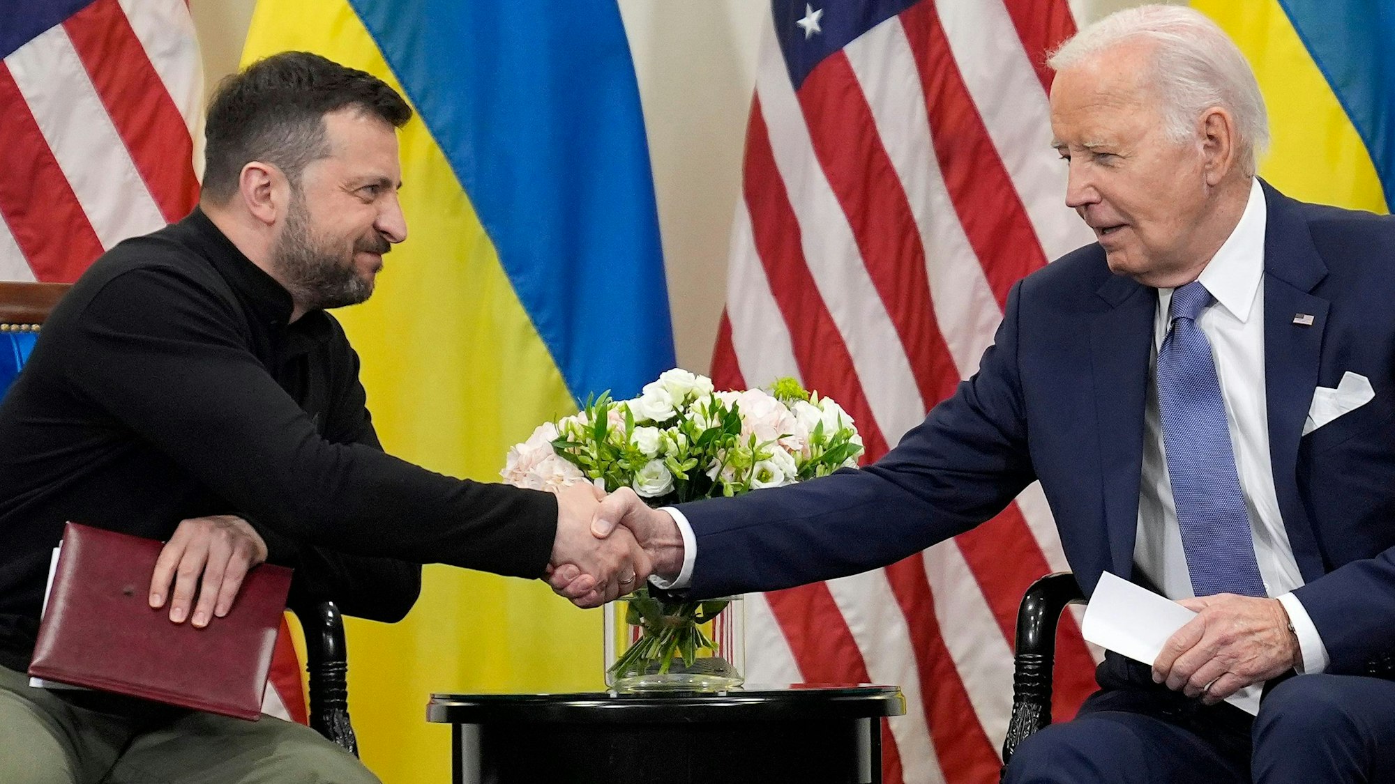 US-Präsident Joe Biden (r) schüttelt die Hand des ukrainischen Präsidenten Wolodymyr Selenskyj, Präsident der Ukraine.
