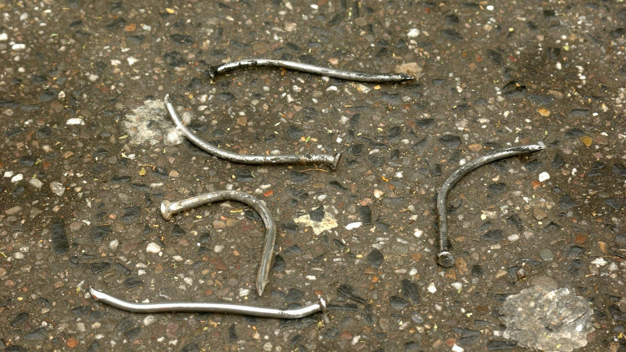 Nägel liegen auf dem Boden.