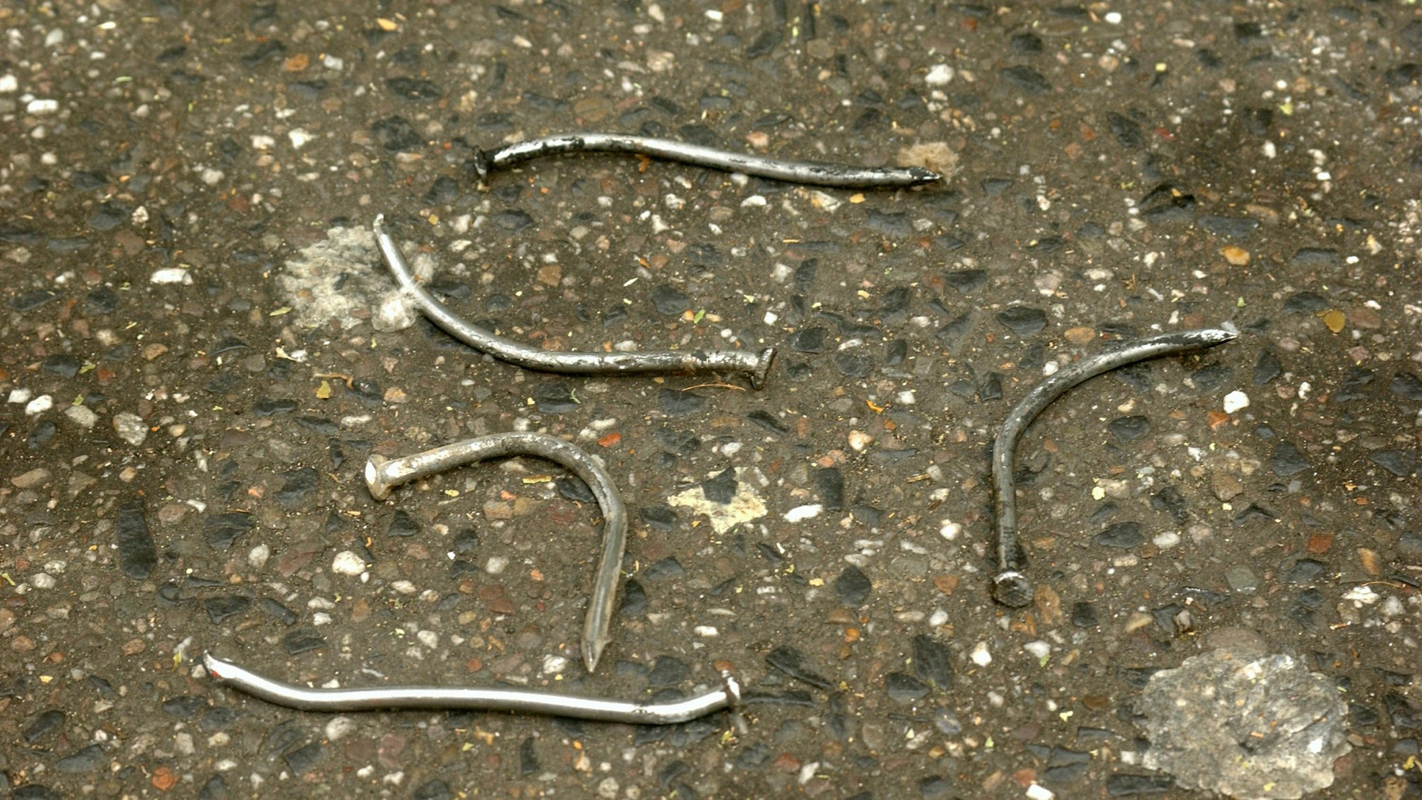 Nägel liegen auf dem Boden.