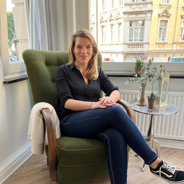 Marie Kramm sitzt auf ihrem Schatz-Sessel.