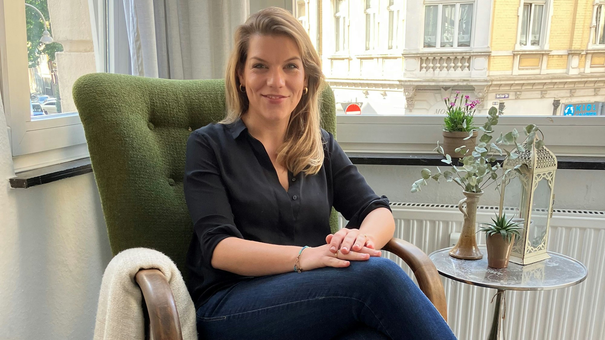 Marie Kramm sitzt auf ihrem Schatz-Sessel.