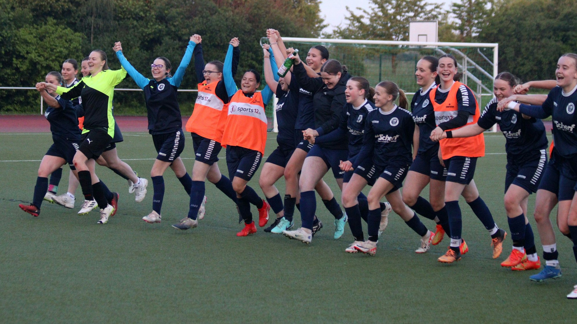 Aufgereiht als Menschenkette liefen die Kommerner Spielerinnen jubelnd auf die Fans zu.