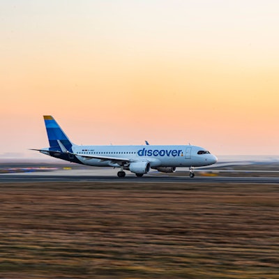 Ein Airbus A320 der deutschen Fluggesellschaft Discover startet mit hoher Geschwindigkeit am Flugfhafen Frankfurt am Main. (Symbolbild)