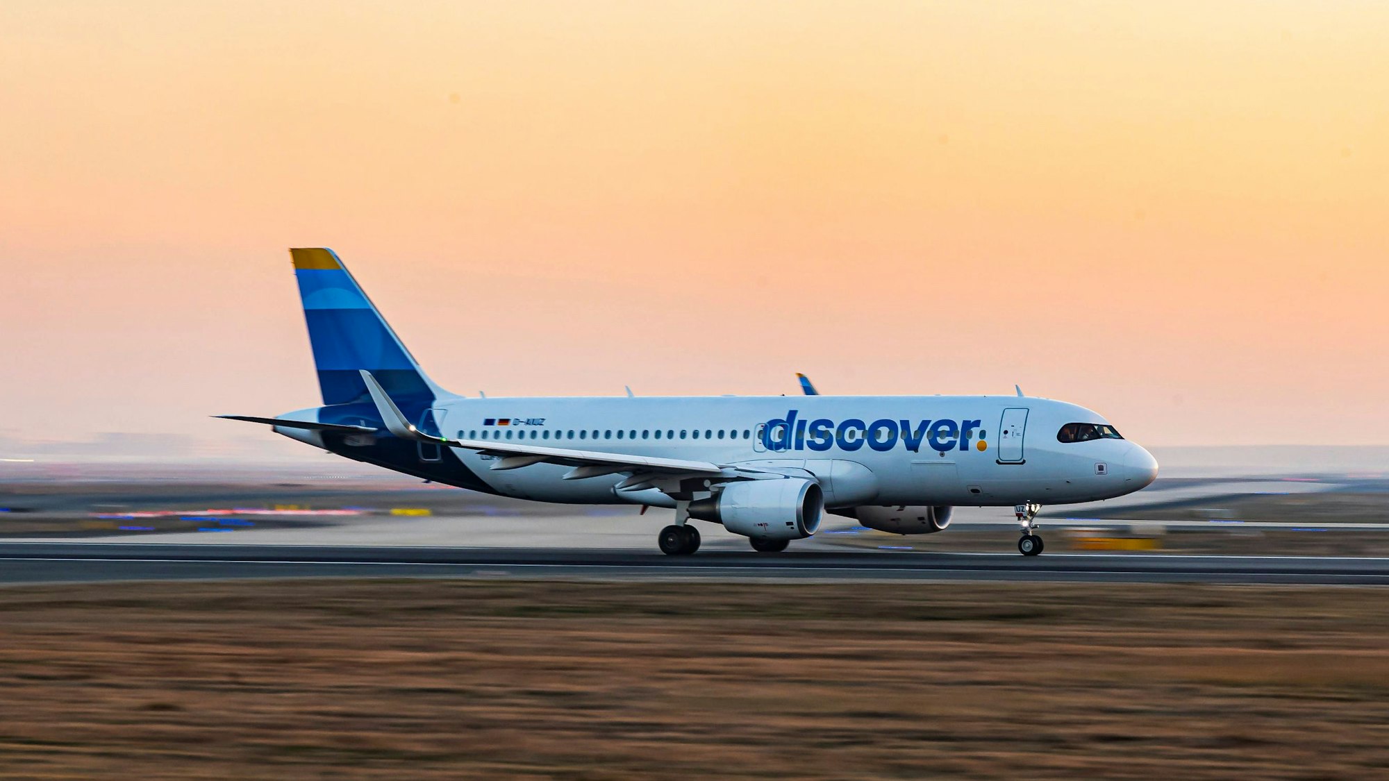 Ein Airbus A320 der deutschen Fluggesellschaft Discover startet mit hoher Geschwindigkeit am Flugfhafen Frankfurt am Main. (Symbolbild)