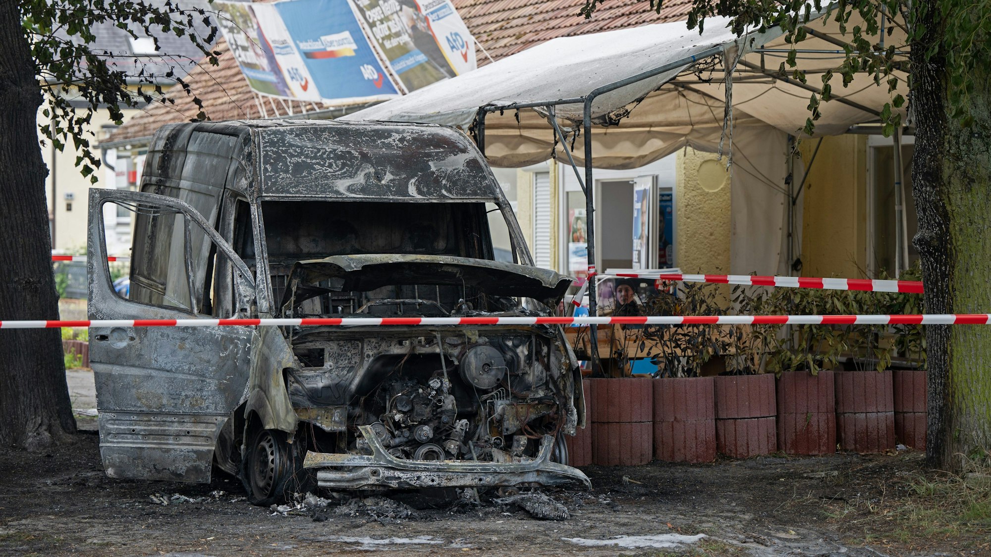 dpatopbilder - 07.06.2024, Berlin: Ein ausgebrannter Transporter steht vor dem Parteibüro der Alternative für Deutschland (AfD) im Bezirk Pankow. Der Kleintransporter brannte in der Nacht auf Freitag. Foto: Sebastian Christoph Gollnow/dpa +++ dpa-Bildfunk +++