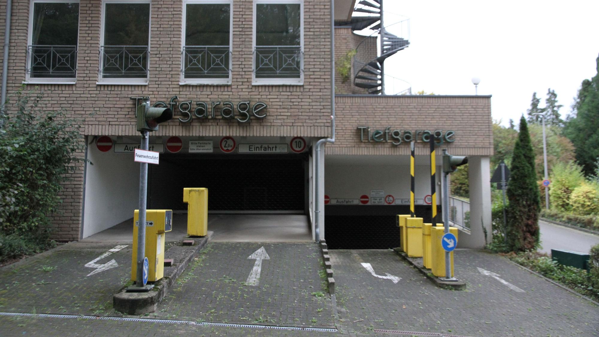 Ein und Ausfahrt der Tiefgarage eines leerstehenden Hotelgebäudes