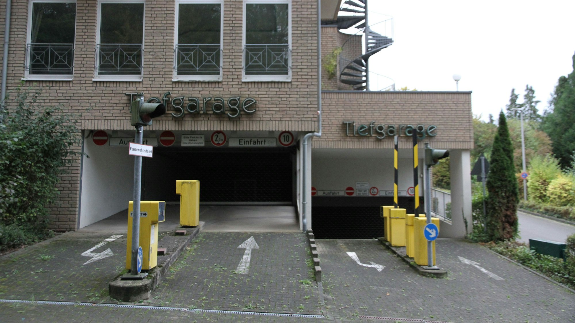 Ein und Ausfahrt der Tiefgarage eines leerstehenden Hotelgebäudes