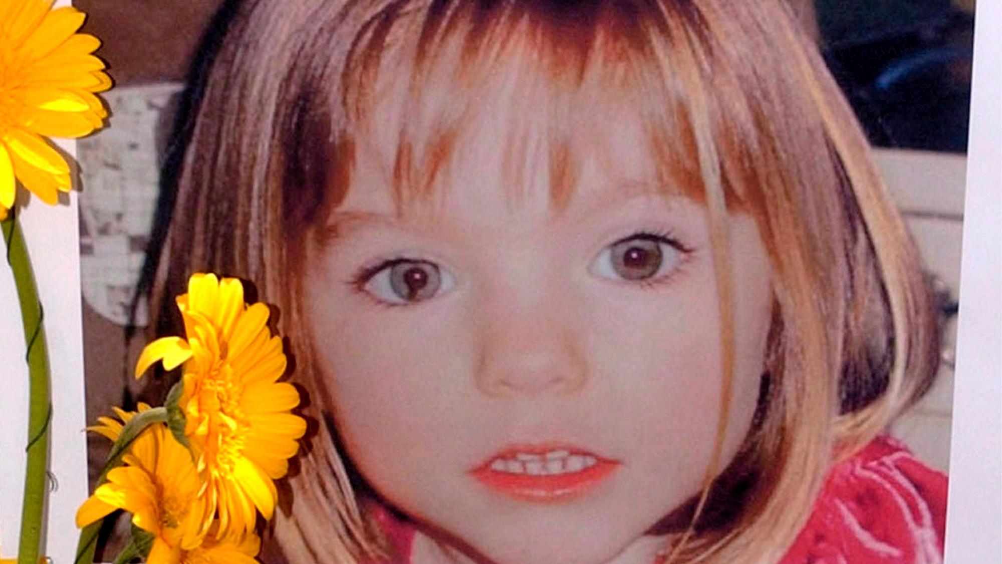 Madeleine „Maddie“ McCann ist seit dem 3. Mai 2007 verschwunden. Das dreijährige Mädchen war in der Ferienwohnung ihrer Eltern im portugiesischen Praia da Luz, als ein Unbekannter sie entführte. Ihr Schicksal ist ungewiss.