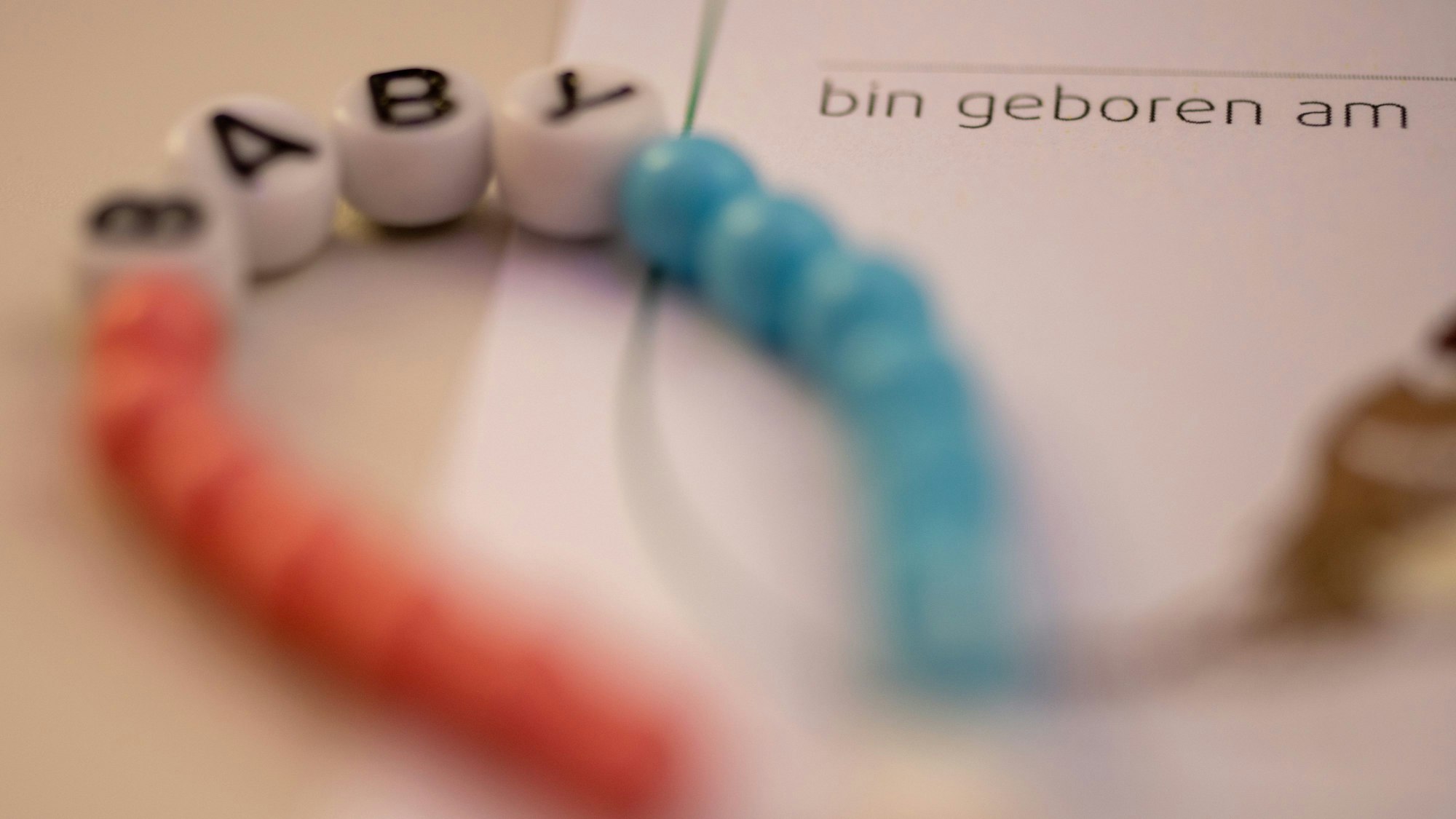 In der Klinik für Frauenheilkunde und Geburtshilfe des Universitätsklinikums liegt im Kreißsaal ein neues Kettchen für ein Baby bereit.