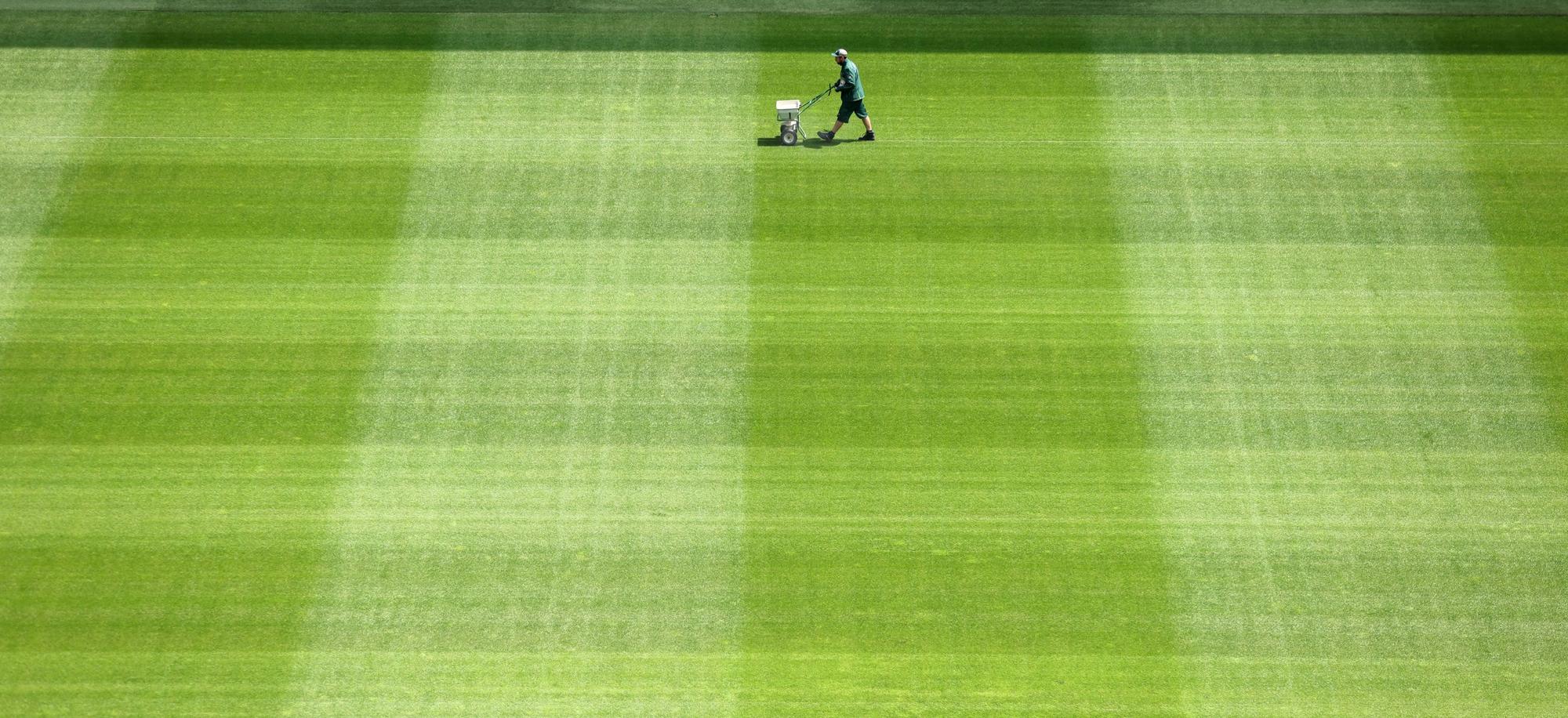 Der Greenkeeper arbeitete am Freitag noch mit Liebe am Kölner Rasen. Das Spielfeld sah bei FC-Spielen nicht immer so gut aus.