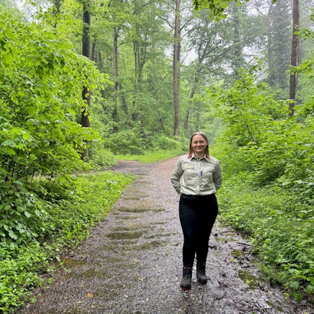 Das Bild zeigt die Waldrangerin im Königsdorfer Wald.